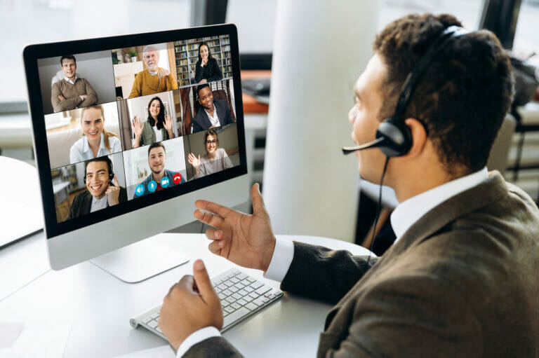 Online trainer teaching a group virtually